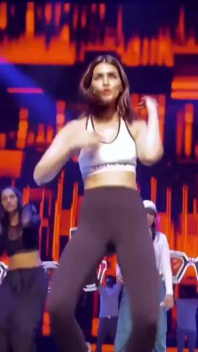 Kriti sanon in yoga fits showing her figure&eth;&yen;&micro;&eth;&yen;