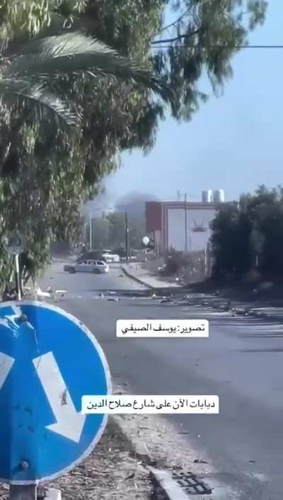 Israeli tank firing upon civilian car upon entering a Gaza street (30/10/2023)