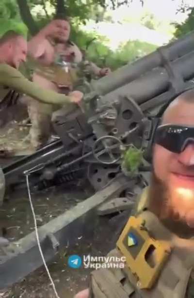 Ukrainians operating a M101 105mm Light Howitzer in the east.