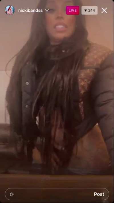 Nickibandss live