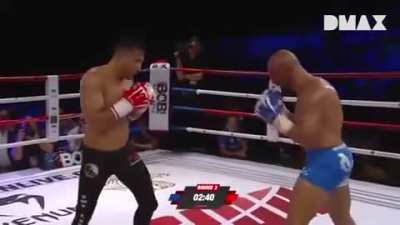 Tayfun &Ouml;zcan pummeling Ardalan Sheikholeslami with relentless pace, throwing punches in bunches