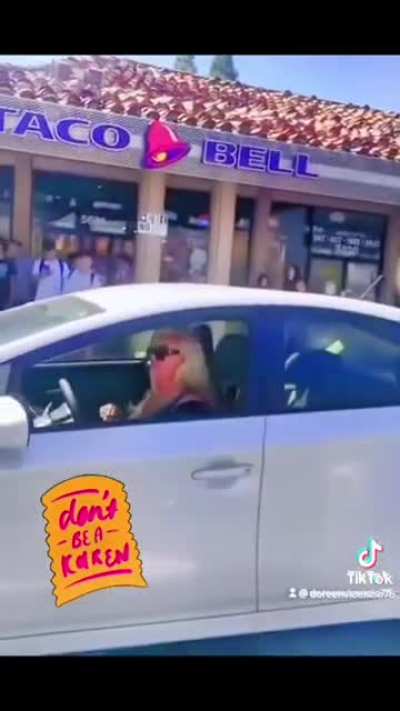 Women won&rsquo;t back up so that a truck can get around a turn