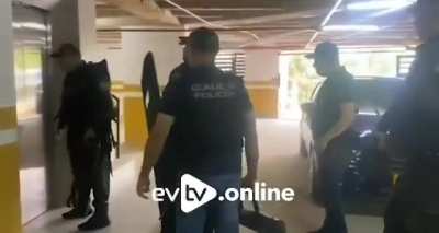 Cae cabecilla del Tren de Aragua en Colombia: muri&oacute; al lanzarse de un sexto piso durante operativo. El presunto l&iacute;der del Tren de Aragua en Chile, Ender Alexis Rojas, falleci&oacute; en Colombia tras lanzarse de un sexto piso durante un operativo de captura del 