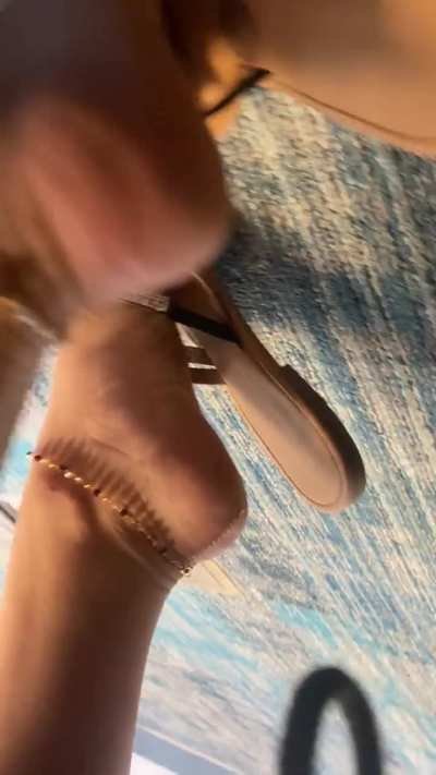 I love showing off my cute feet&rsquo;s at the library ☺️