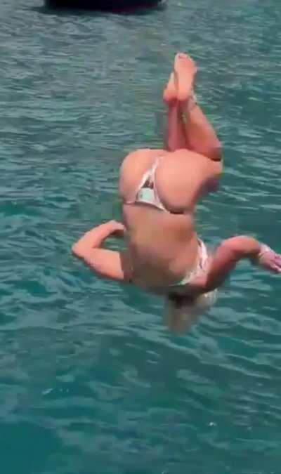 Liv Morgan diving slow mo