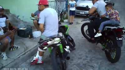 hay personas cerca que constantemente consumen alcohol y drogas, y acosan a quienes pasan por el lugar con m&uacute;sica a alto volumen hasta las 5 a.m. A pesar de haber denunciado en la Comisar&iacute;a de San Pedro Tlaquepaque, no he visto cambios. No deseo acudir a 