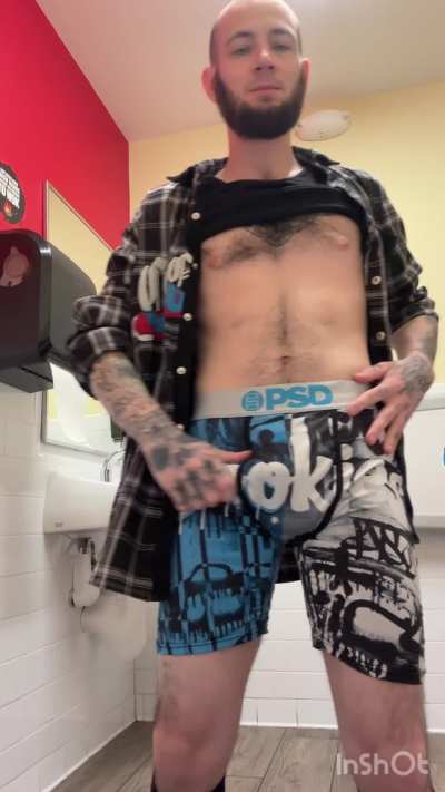 Was waiting on some food, but I had a few minutes to spare in the bathroom 😜😜