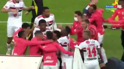 A comemora&ccedil;&atilde;o de Luan ap&oacute;s marcar o gol