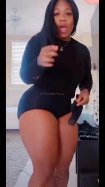 🏋🏾&zwj;♀️🍑🍑