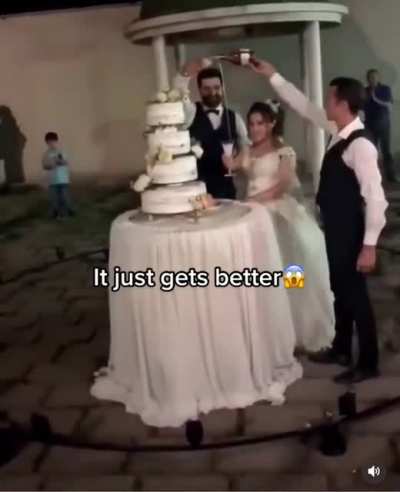 Imagine this happening on your wedding day 💑