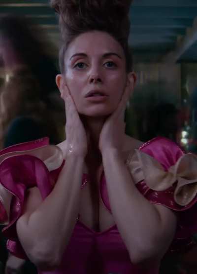 Closeup scene from "Glow" | Season 3 Ep.8