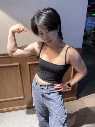 Mm Yǒu L&igrave;q&igrave; (tomboy flex)