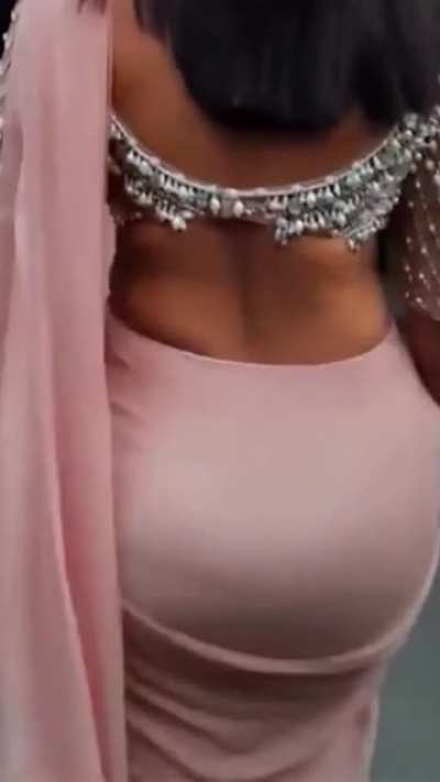 Mrunal thakur ass