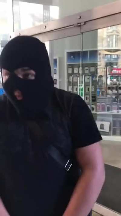 Friend in Essex, England confronts phone store robbers in broad daylight.