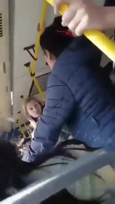 Momento de tensión en la Línea 585 cuando una chica engripada pidió que cierren la ventanilla