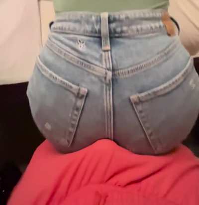 Letting my coworker hump my ass🤭🤫