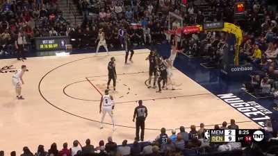 [Highlight] Jokic finesses his way through Memphis's defense and lays it up in