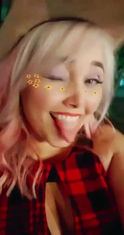 Queria dar leitinho na l&iacute;ngua dessa vadia da Laura. Essa puta gostosa me faz gozar.