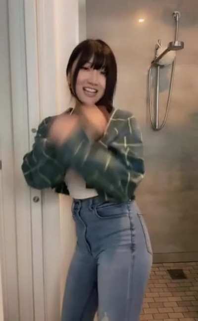 Does AriaSaki Wearing Jeans Make Her Body Look Tight? Do AriaSaki's Jeans Look Tight On Her?