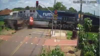 Truck ignores red light, train hits truck and derails, crashing into a house (Rol&acirc;ndia, Brazil)