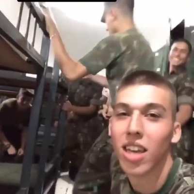 Nada melhor do que ir pro ex&eacute;rcito pra virar putinha do sargento 😍