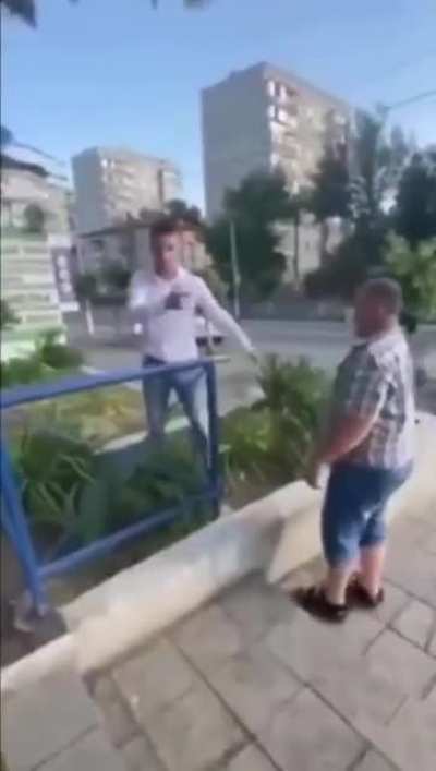 MiNhA PrlmEiRa VeZ AqUi!! Homem que se recusa a usar máscara em um mercado é “espancado” com uma salsicha