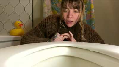 Gassy is a big fat tease...so are her thick ass logs. Enjoy this weeks shit compilation teaser. xoxo [f]