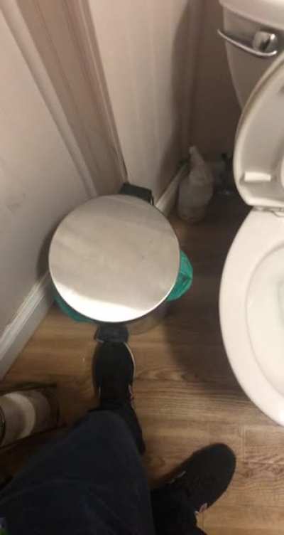 This garbage can doesn&rsquo;t have weights on the bottom and has a stiff pedal