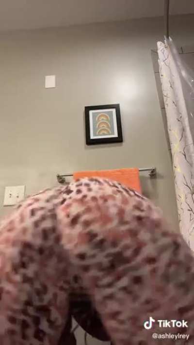 Ashley Rey blessing us with another twerking videos