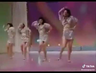 Pra quem acha que s&oacute; tem k pop na Coreia. Me pergunto se elas sabem a letra da m&uacute;sica ;-;