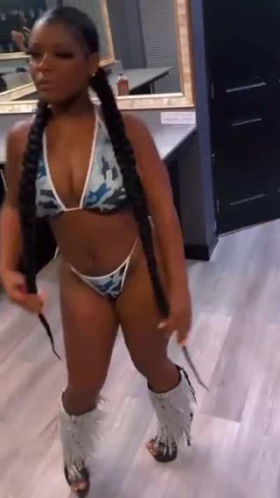 4&rsquo;11 Phat Ass 🍑🤤😻😍❤️