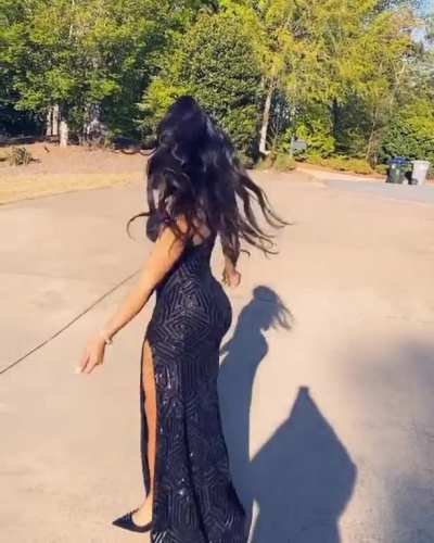 She says she doesn&rsquo;t like to wear heels but she looks damn good in a pair 🤤