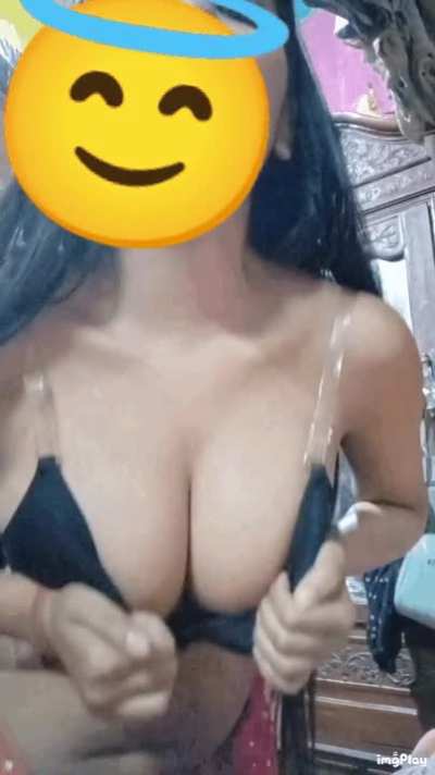 who wanna play with my tits