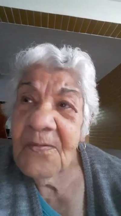 Minha v&oacute; de 92 anos me mandou feliz niver &amp;lt;3