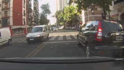 La doble linea Amarilla sobre Av. Acoyte esta pintada