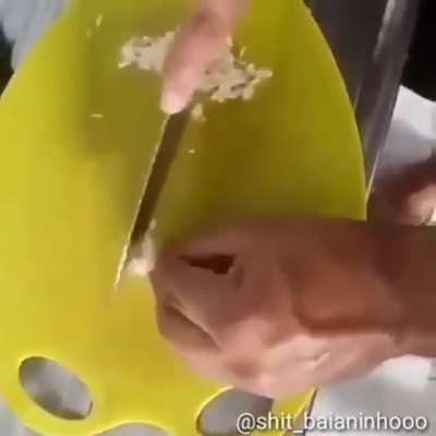 Como cortar alho