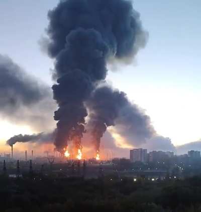 A large-scale drone attack targeted the Moscow Oil Refinery in Kapotnya, where a major fire is visible this morning. The refinery has a processing capacity of around 12 million tonnes of oil per year. 20 Sept 2026