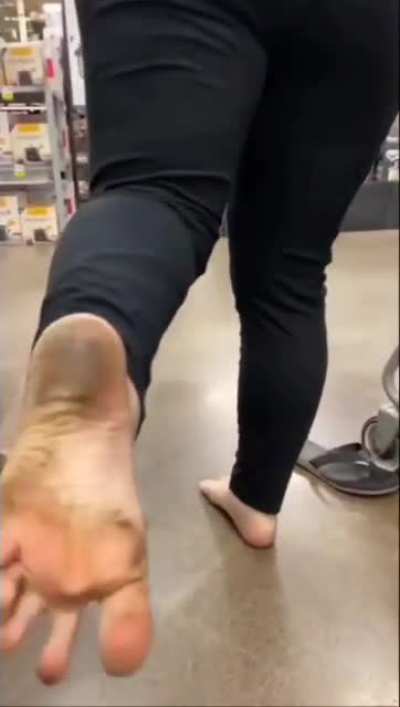 Random approach of some sexy dirty feet. 🤤😏