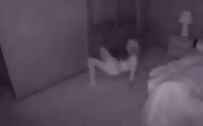 Ent&atilde;o &eacute; por isso que do lado da minha cama sempre faz um barulho 🤔
