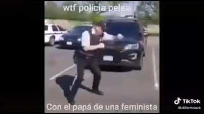 Guatafak? Polic&iacute;a peleando con una feminista inteligente 😳😳