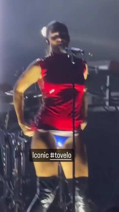 Tove Lo's casually, briefly turns concert into a strip club