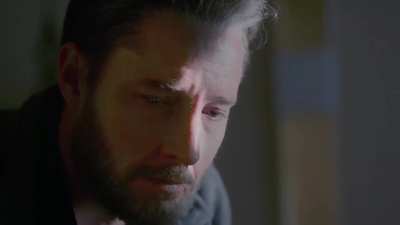 I remember many comments saying Kevin/Justin Hartley couldn't even shed a tear for his mother in that scene. By reducing the general exposure and the sun's shadow over his right eye, we can see he was just as big of an emotional wreck as his siblings.
