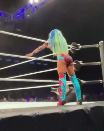 Men can&rsquo;t help but zoom in to that Boss booty when recording