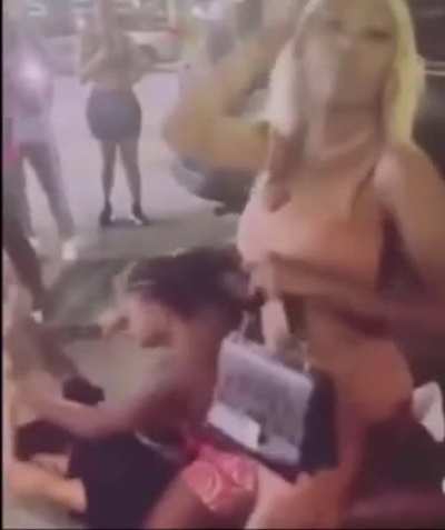 I truly don&rsquo;t know how/why she&rsquo;s naked&hellip; (quality ain&rsquo;t that great ik ik)