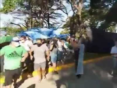 Personas mandadas para apoyar al gobierno atacan a jubilados durante la manifestación pacífica en contra de las vacunas VIP