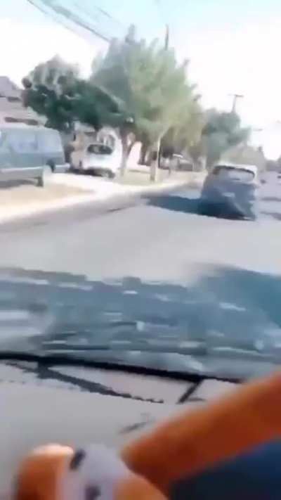 Video muestra persecuci&oacute;n dentro de poblaci&oacute;n provocando volcamiento de otro veh&iacute;culo. Sushi del copiloto se presume sin riesgo