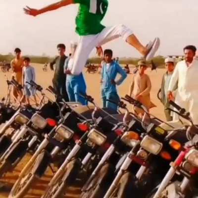 Guy jumps over 11 motorcyles