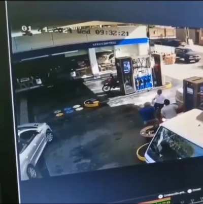 San Juan: un auto se estrelló contra una estación de servicio