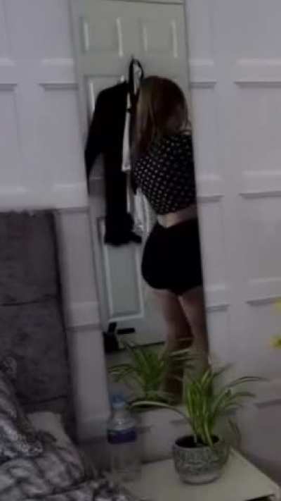 She knew what she was doing with that mirror placement 🍑
