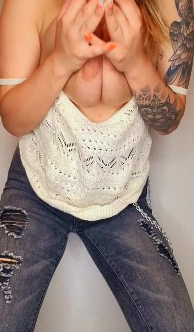 Titties and lips to put a smile on your face 😏 and a bulge in your pants hopefully (oc)